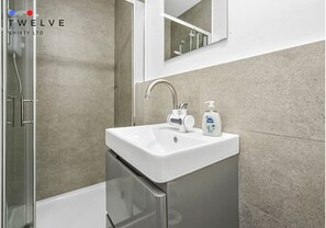Shower, hair dryer, towels, soap - Modern Studio with En-Suite & Kitchenette - Norwood Junction - Kings Road 2 (London)