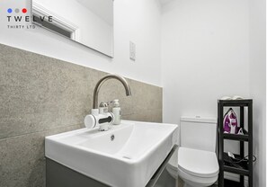 Shower, hair dryer, towels, soap - Modern Studio with En-Suite & Kitchenette - Norwood Junction - Kings Road 2 (London)