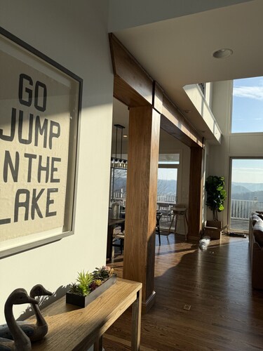 Center Hill Lake Retreat: Views! Pool, HotTub, GreatLocation, 8 Beds & Elevator!