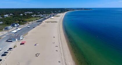 Game Room, Central AC, 4 mins to Craigville Beach!