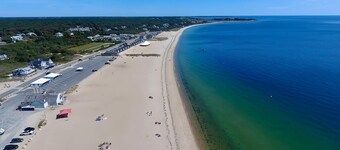 Game Room, Central AC, 4 mins to Craigville Beach!