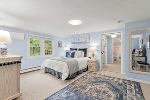 4 bedrooms, desk, iron/ironing board, WiFi - Game Room, Central AC, 4 mins to Craigville Beach! (Barnstable)