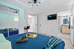 3 chambres, bureau, fer et planche à repasser, lit de bébé portatif