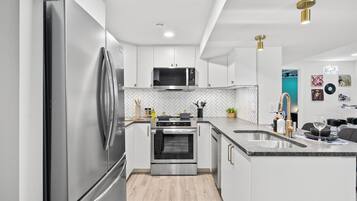冰箱、微波炉、烤箱、炉灶