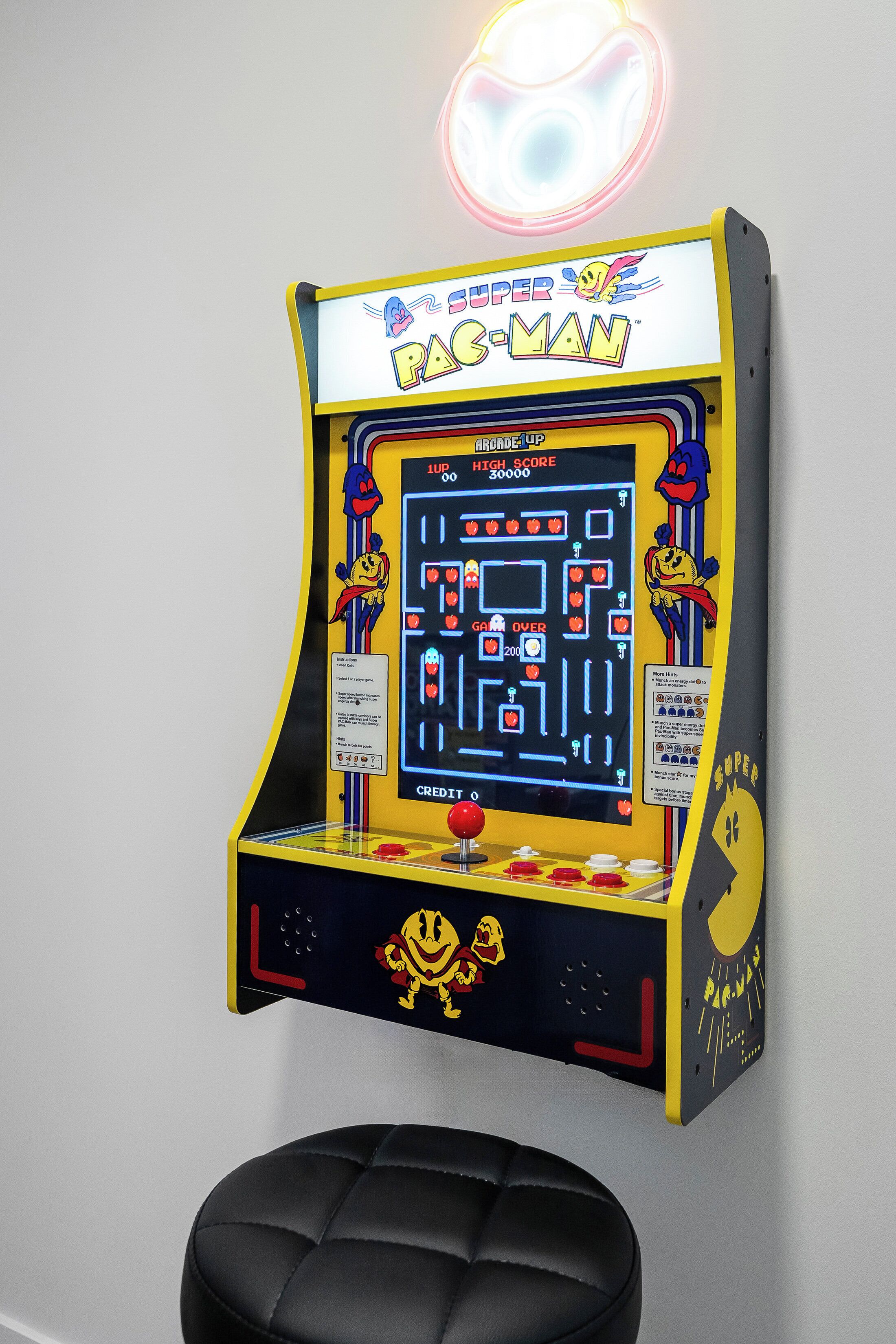 Un cabinato arcade di Pac-Man fissato a una parete.