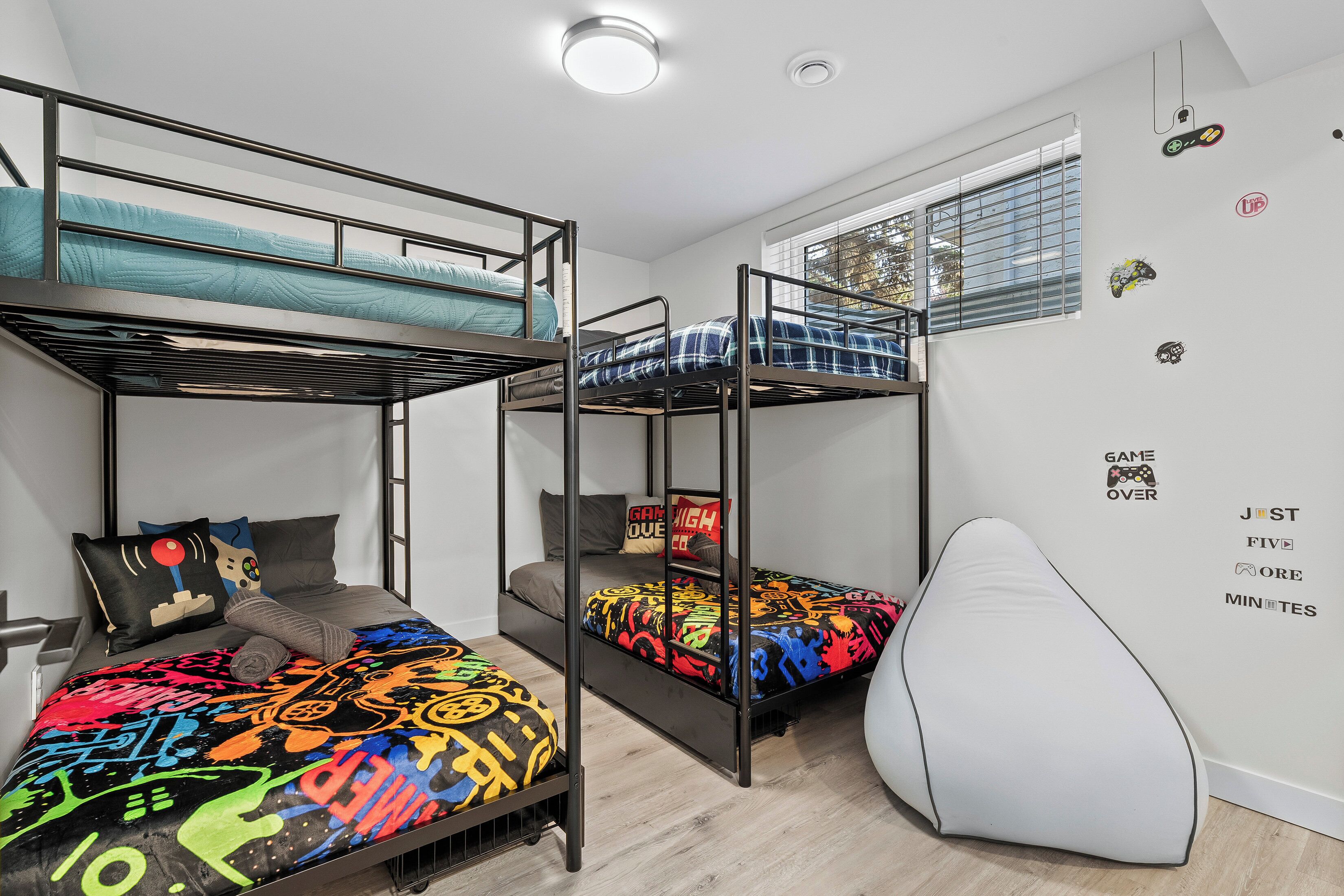 3 habitaciones, escritorio y tabla de planchar con plancha 