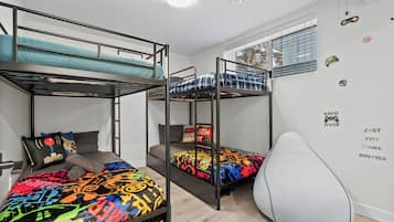 3 habitaciones, escritorio y tabla de planchar con plancha