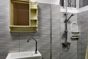 Shower, towels - Pereybere Beach Apartments: Studio with Balcony (Pereybere)