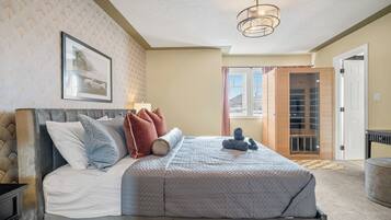 6 bedrooms, desk, iron/ironing board, travel crib