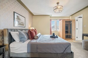 4 slaapkamers, een bureau, een strijkplank/strijkijzer, reisbedje