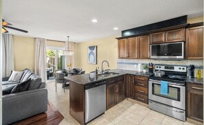 Een koelkast, een microgolfoven, een koffiezetapparaat/waterkoker