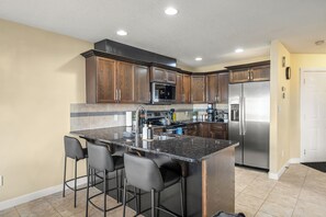 Een koelkast, een microgolfoven, een koffiezetapparaat/waterkoker