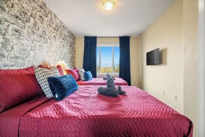 6 chambres, bureau, fer et planche à repasser, lit de bébé portatif