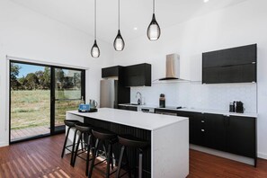 Fridge, microwave, oven, stovetop - Olliedean Retreat Dual Cottages with Scenic Views (Erudgere)