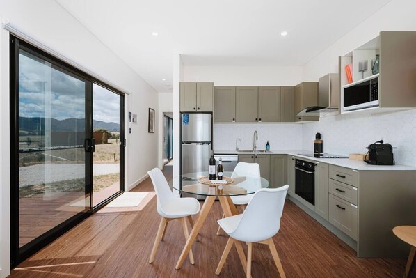 Fridge, microwave, oven, stovetop - Olliedean Retreat Dual Cottages with Scenic Views (Erudgere)