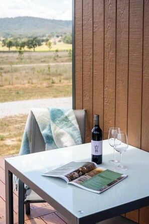 Outdoor dining - Olliedean Retreat Dual Cottages with Scenic Views (Erudgere)
