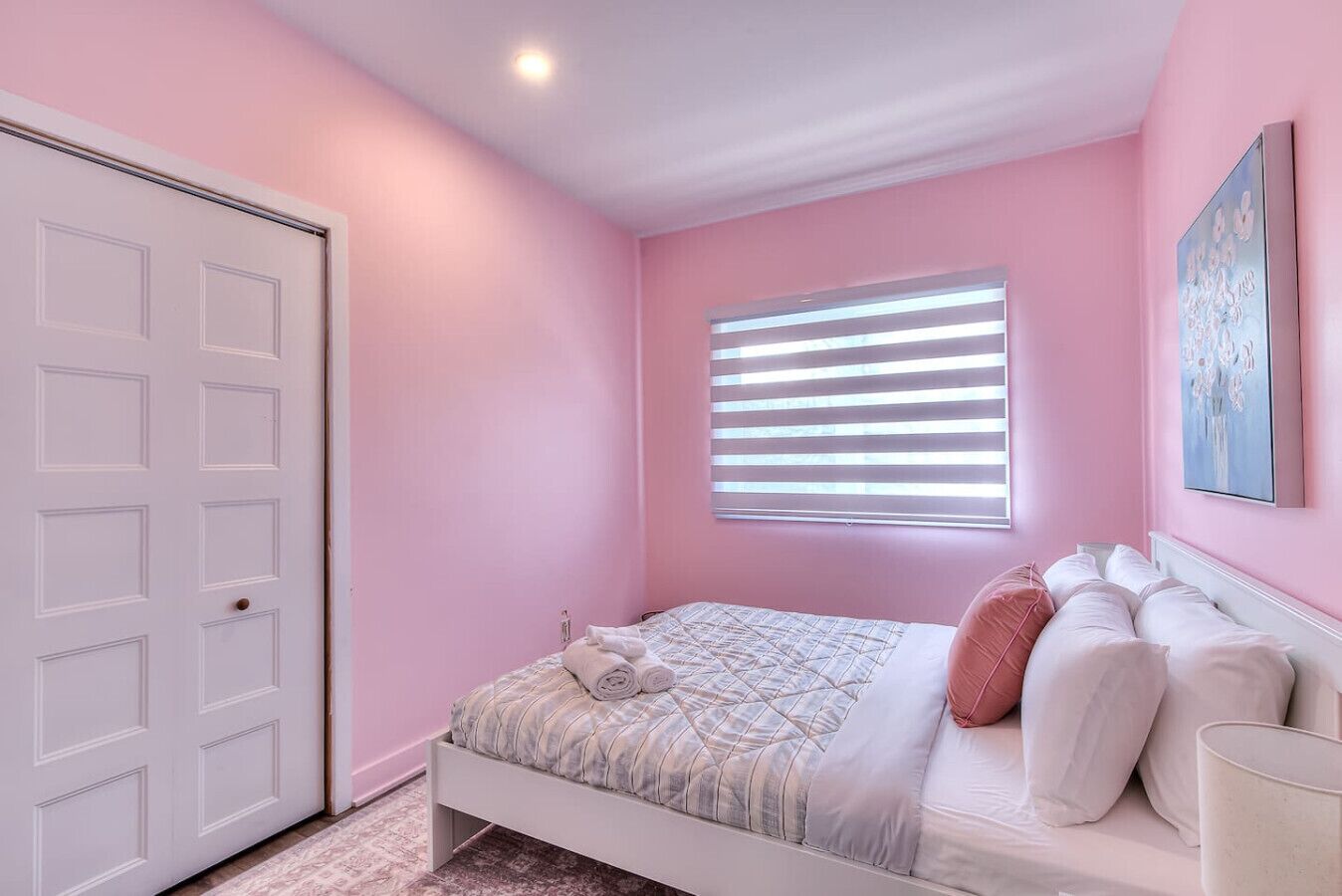 Desk, iron/ironing board, WiFi, bed sheets