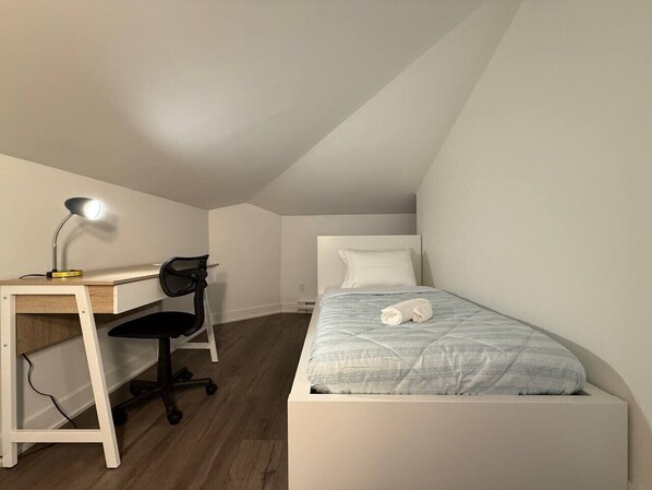 Room - Spacious Delightful 3.5BR Easy Access to Montréal (Longueuil)