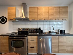 Private kitchen - Spacious Delightful 3.5BR Easy Access to Montréal (Longueuil)