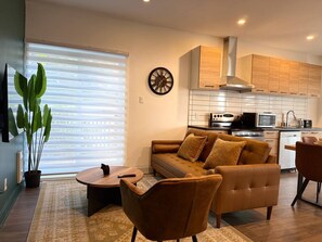 Living area - Spacious Delightful 3.5BR Easy Access to Montréal (Longueuil)