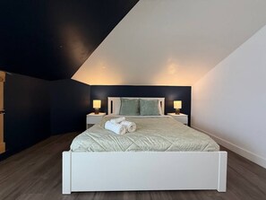 Desk, iron/ironing board, WiFi, bed sheets - Spacious Delightful 3.5BR Easy Access to Montréal (Longueuil)