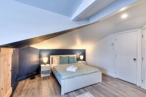 Desk, iron/ironing board, WiFi, bed sheets