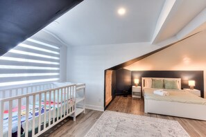 Desk, iron/ironing board, WiFi, bed sheets