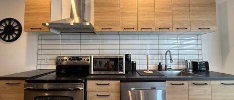 Réfrigérateur, micro-ondes, four, plaque de cuisson