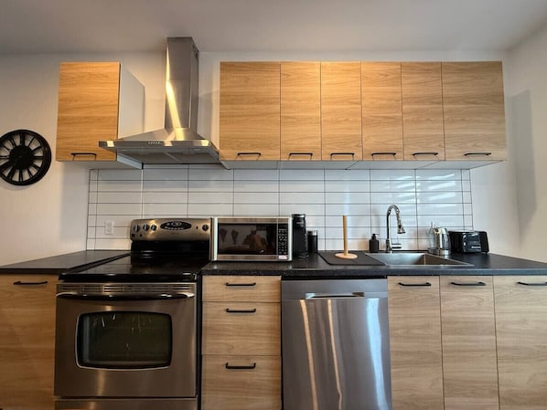 Refrigerador, microondas, horno y parrilla de estufa