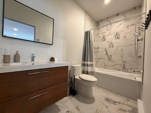 Bathroom - Spacious Delightful 3.5BR Easy Access to Montréal (Longueuil)