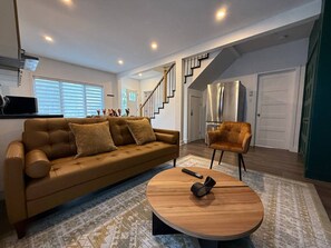 Living area - Spacious Delightful 3.5BR Easy Access to Montréal (Longueuil)