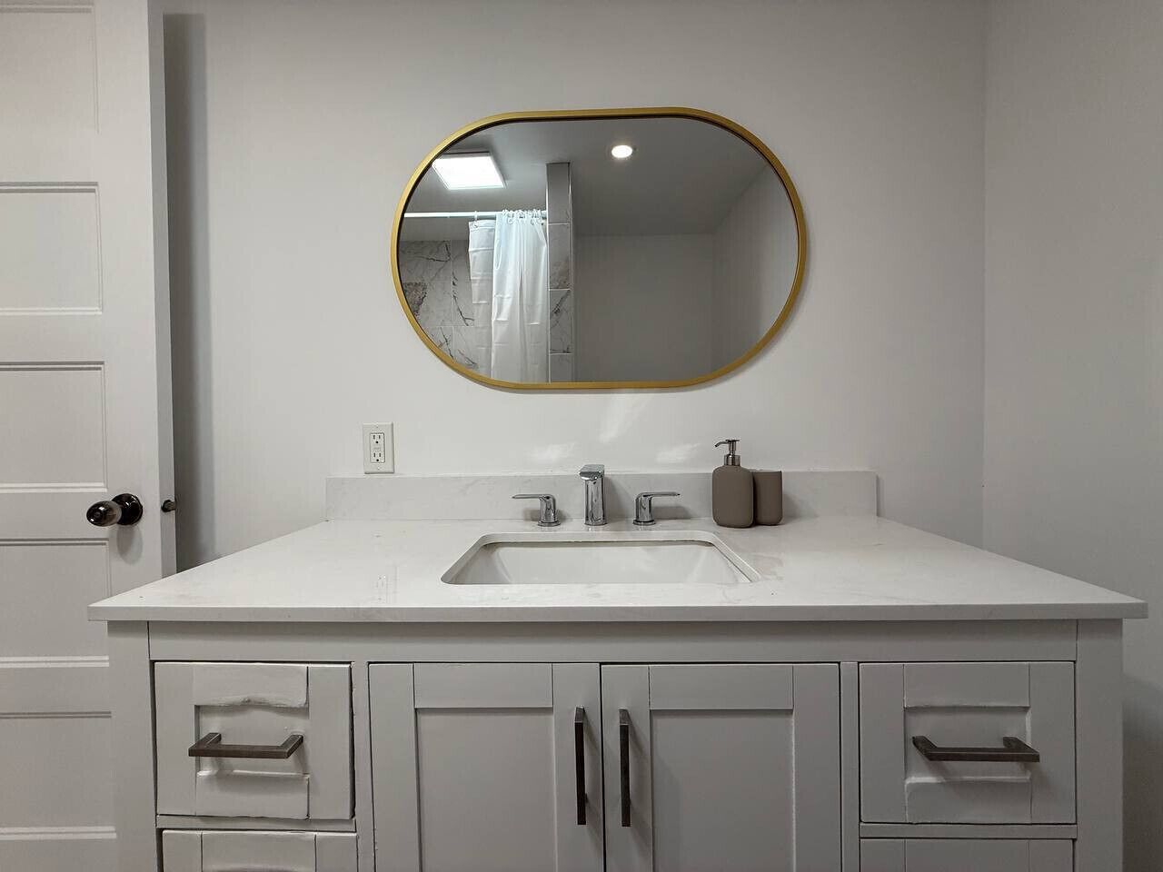 Sèche-cheveux, serviettes fournies