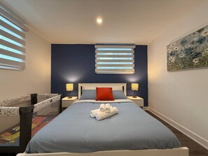 Escritorio, wifi y ropa de cama 