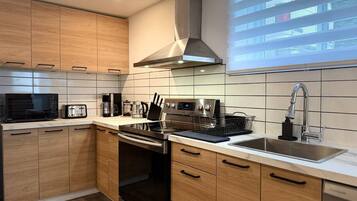 Réfrigérateur, four à micro-ondes, un four, surface de cuisson