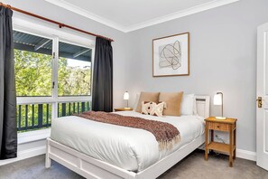 Desk, iron/ironing board, travel crib, WiFi - Vigneron Retreat Minutes to McLaren Vale Wineries (Chandlers Hill)