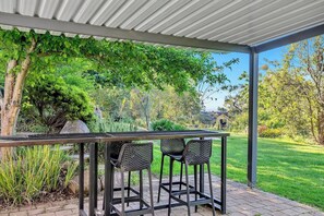 Outdoor dining - Vigneron Retreat Minutes to McLaren Vale Wineries (Chandlers Hill)