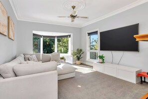 Fireplace - Vigneron Retreat Minutes to McLaren Vale Wineries (Chandlers Hill)