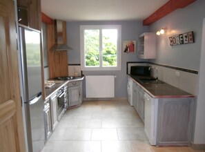 Fridge, microwave, oven, stovetop - Cottage 'Gîte Harmony' with Private Pool, Wi-Fi and Air Conditioning (Châteauneuf-du-Rhône)