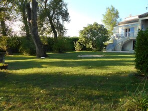 Property grounds - Cottage 'Gîte Harmony' with Private Pool, Wi-Fi and Air Conditioning (Châteauneuf-du-Rhône)