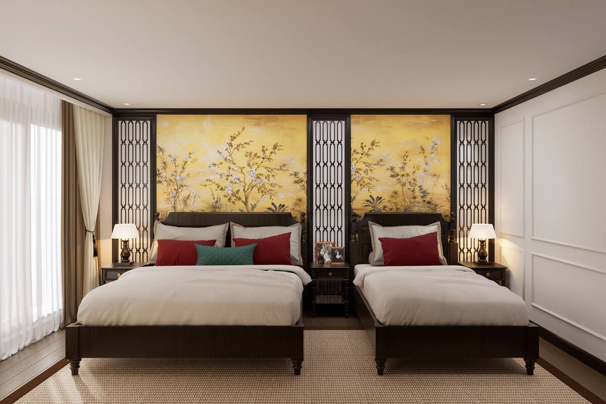 Habitación doble con dos mesitas de noche, un cuadro en la pared y una ventana con cortinas.