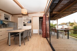 Dining - Chalet "30m² Le phare dde Ouessant" in Plouhinec, 500m from the beach, sleeps 5 (Plouhinec)