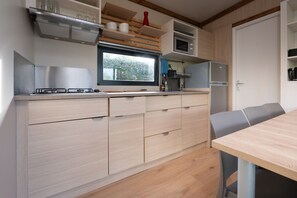 Kylskåp, mikrovågsugn, spishäll och kaffe- och tebryggare
