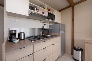 Refrigerador, microondas, parrilla de estufa y cafetera y tetera 