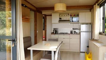 Réfrigérateur, micro-ondes, plaque de cuisson, cafetière/bouilloire