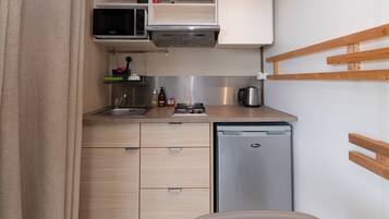 Fridge, microwave, stovetop, coffee/tea maker