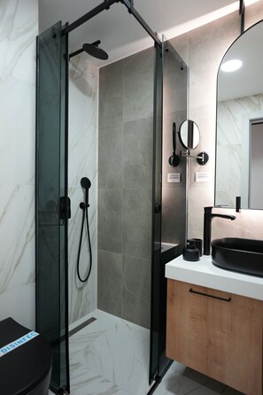 Apartamento Premium, balcón | Baño | Ducha, toallas, jabón y papel higiénico