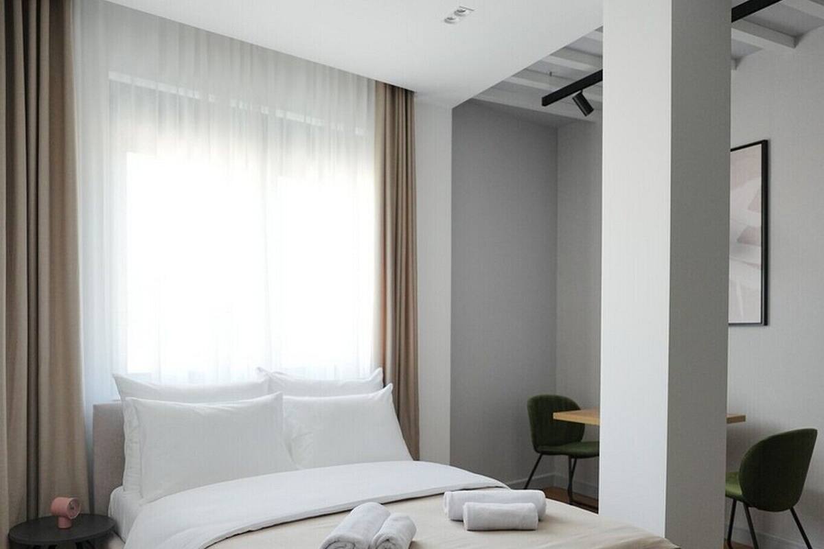 Suite estudio clásica | Camas con efecto memoria, minibar y wifi gratis 