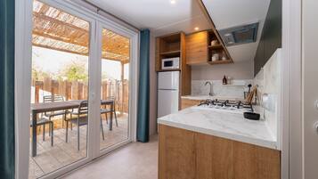 Refrigerador, microondas, parrilla de estufa y cafetera y tetera