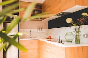 Kühlschrank, Mikrowelle, Herdplatte, Wasserkocher mit Kaffee-/Teezubehör