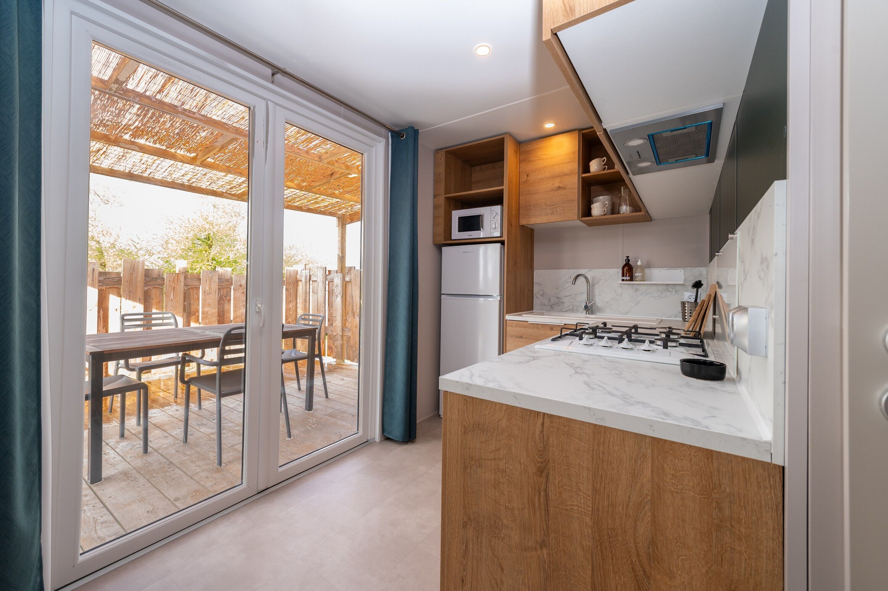 Réfrigérateur, micro-ondes, plaque de cuisson, cafetière/bouilloire